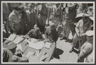Kolonel Kaida Tatsuichi tekent de capitulatie (1945)