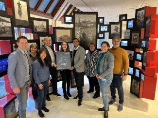 Medewerkers Open.nl en Nationaal Archief vieren partnerschap