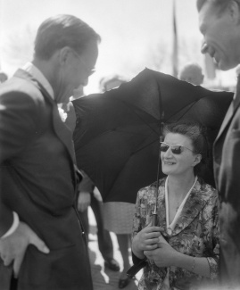 Verzetsvrouw Riet van Grunsven met prins Bernhard 1966 foto: J. van Bilsen