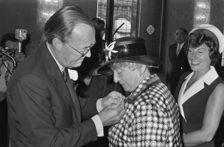 Henriette Polak-Schwarz krijgt Zilveren Anjer, 1970