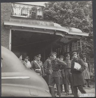Prins Bernhard bij Hotel de Wereld, 5 mei 1945 foto: S.Presser/Anefo
