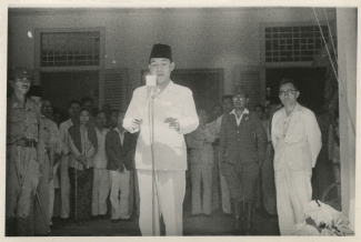 Soekarno leest Proklamasi voor 17 augustus 1945 foto: Frans Mendur collectie Goedhart Nationaal Archief