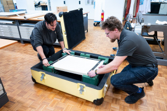 Transporteurs leggen stuk in transportkist