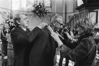 Max van der Stoel ontvangt Freedom of speech award 1982