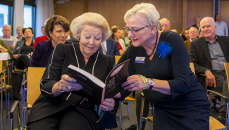 Prinses Beatrix bekijkt jubileumboek foto: Frank van Beek