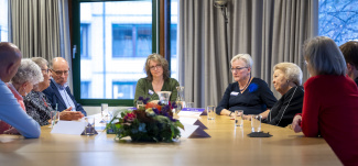 Prinses Beatrix neemt deel aan rondetafelgesprek foto: Frank van Beek