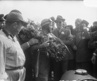 Grand Prix 1953 Bernhard met winnaar Ascari foto: H. Pot