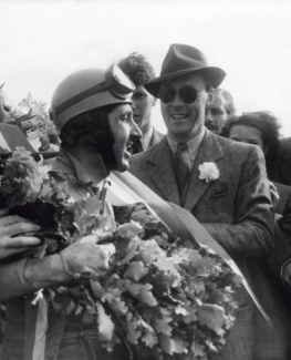 Prins Bernhard hangt Grand Prix-winnaar Ascari een krans om, 1953