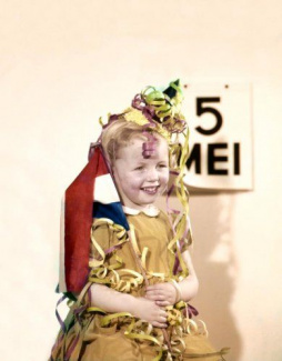 Meisje viert Bevrijdingsdag 1962