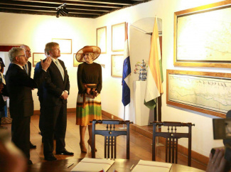 Marens Engelhard (directeur Nationaal Archief) leidt het koninklijk paar en minister van Buitenlandse Zaken Stef Blok langs de reproducties van kaarten uit de collectie van het Nationaal Archief © Archeological Survey of India 