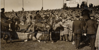 Politie treedt op bij voetbalwedstrijd 1927