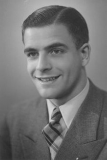 Deze pasfoto uit 1939 werd gemaakt voor het lidmaatschapsbewijs van de Jeugdstorm, maar zover is het nooit gekomen omdat toen de groep al ontbonden was.Deze pasfoto uit 1939 werd gemaakt voor het l