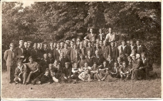 Groepsfoto in het jeugdkamp in Huizen