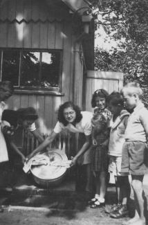Mevr. De Lange-Timmerman met een aantal kinderen