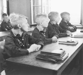 Reichsschule in Valkenburg. Bron: Beeldbank WOII (NIOD)