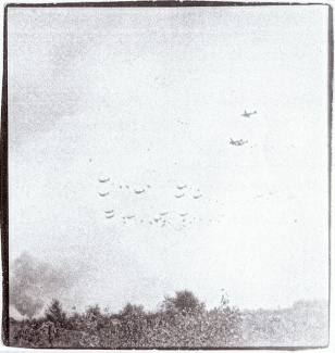 Paratroopers boven Sint Oedenrode. Foto: collectie A. Houben-de Jongh.