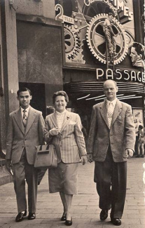 Bert van Rheeden wandelend naast zijn dierbare pleegouders, (tante) Ans Sander-Groeneweg en (oom) Karel Sander, 1954.