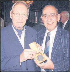H. Lugtigheid en Arie Spiero met de Yad Vashem onderscheiding waarmee G. Lugtigheid postuum werd geëerd. Foto: Nieuwsbode Zeist