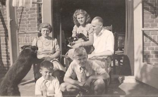 Links vooraan [Her]Bert van Rheeden (1937) bij het Hollandse pleeggezin Van der Leeuw-Sevenster, 1946-1947.