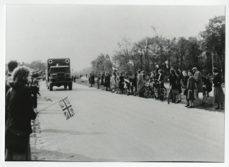 Bevrijdingsoptocht in Bussum, 8 mei 1945. Collectie: Agnes Sillem.