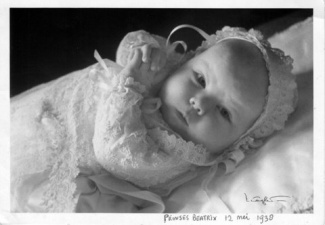Beatrix in de gebreide kleding