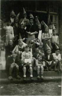 Tijdens carnaval. Ik zit vooraan rechts, met de klompjes en de vlechten