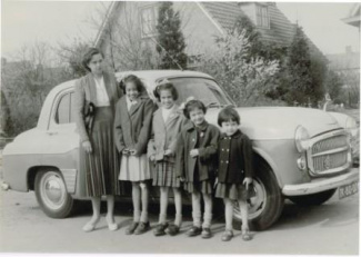 Irene Tjio samen met haar moeder en zussen voor hun woning in Nederland. Privébezit Irene Tjo
