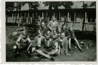 Groepje jongens en hond