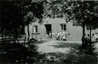 Groepje kinderen van paviljoen 10, juli of augustus 1946
