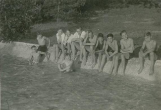 Jongens in zwembad, augustus 1946