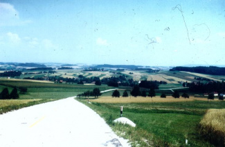 Landschap van Oostenrijk waarin wij urenlang liepen met 13 stuks bagage. Foto is in 1973 genomen, toen ik terug ging naar Oostenrijk.