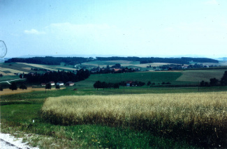 Landschap van Oostenrijk waarin wij urenlang liepen met 13 stuks bagage. Foto is in 1973 genomen, toen ik terug ging naar Oostenrijk.