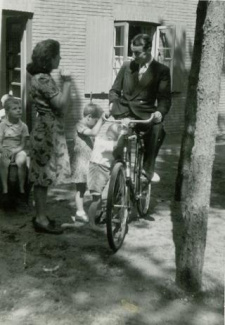 Leider en leidster met een aantal kinderen