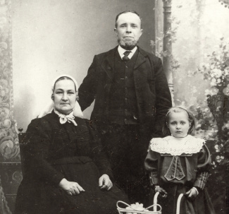 mijn vaders moeder en haar ouders ca 1907