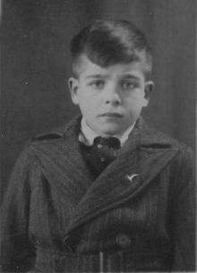 Deze pasfoto uit 1939 werd gemaakt voor het lidmaatschapsbewijs van de Jeugdstorm, maar zover is het nooit gekomen omdat toen de groep al ontbonden was.Deze pasfoto uit 1939 werd gemaakt voor het l