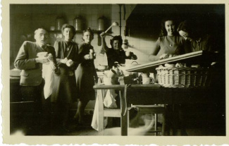Personeel in de keuken, december 1946