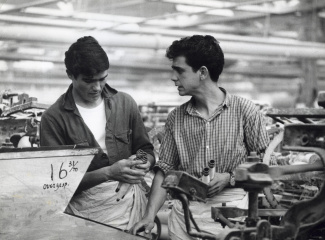 Italiaanse gastarbeiders in textielindustrie Twente, 1964. Fotograaf Louis van Paridon. Collectie: NA/Spaarnestad Photo.