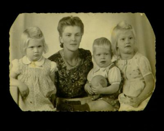 Deze foto van mijn moeder en haar kinderen hing boven het bed van mijn vader in kamp Westerbork.