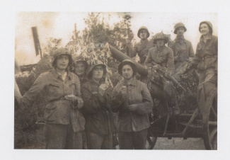 Bevrijdingsoptocht Schoondijke, 1945. Zorgvuldig bewaakte dochters (!) vieren eindelijk hun bevrijding. Collectie: Lies Meijers.