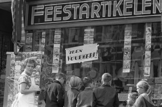 Geen vuurwerk te koop 1960 foto: W. van Rossem
