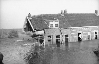 Door watersnood verwoeste huizen