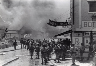 Mariniers trekken Willemstad in, 30 mei 1969 foto: collectie Nederlands instituut voor militaire historie